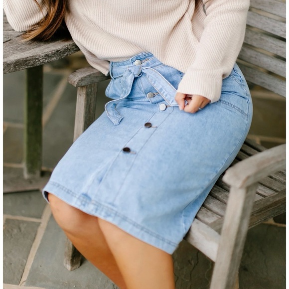 ‘CASSIDY' BUTTON DOWN TIE WAIST DENIM SKIRT IN LIGHT WASH - Picture 2 of 8